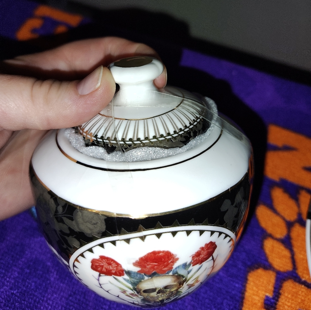 Skull and Roses Tea Set(NWT) - Picture 3 of 6